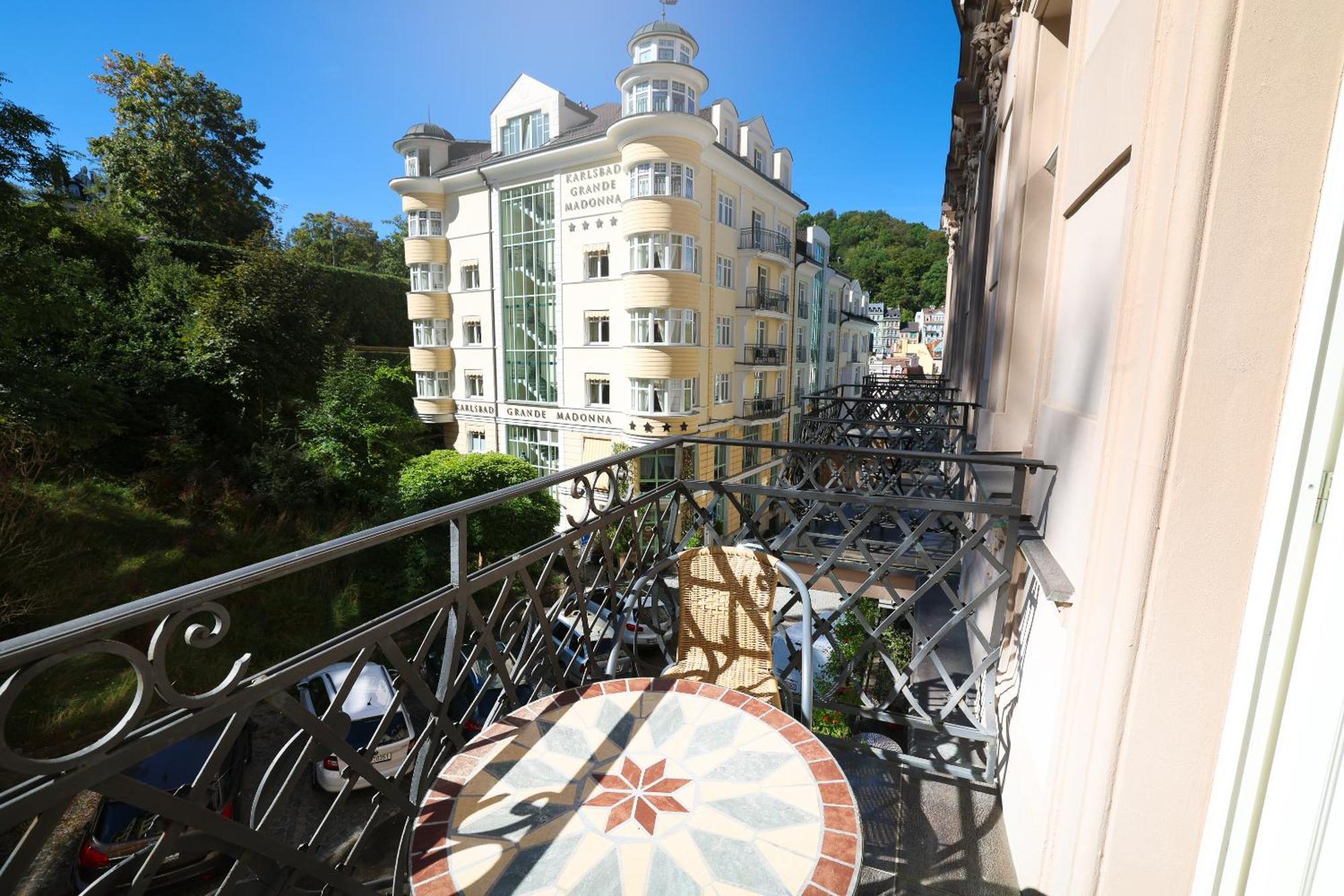 Boutique Hotel Ambiente ****+ Karlsbad Exteriör bild