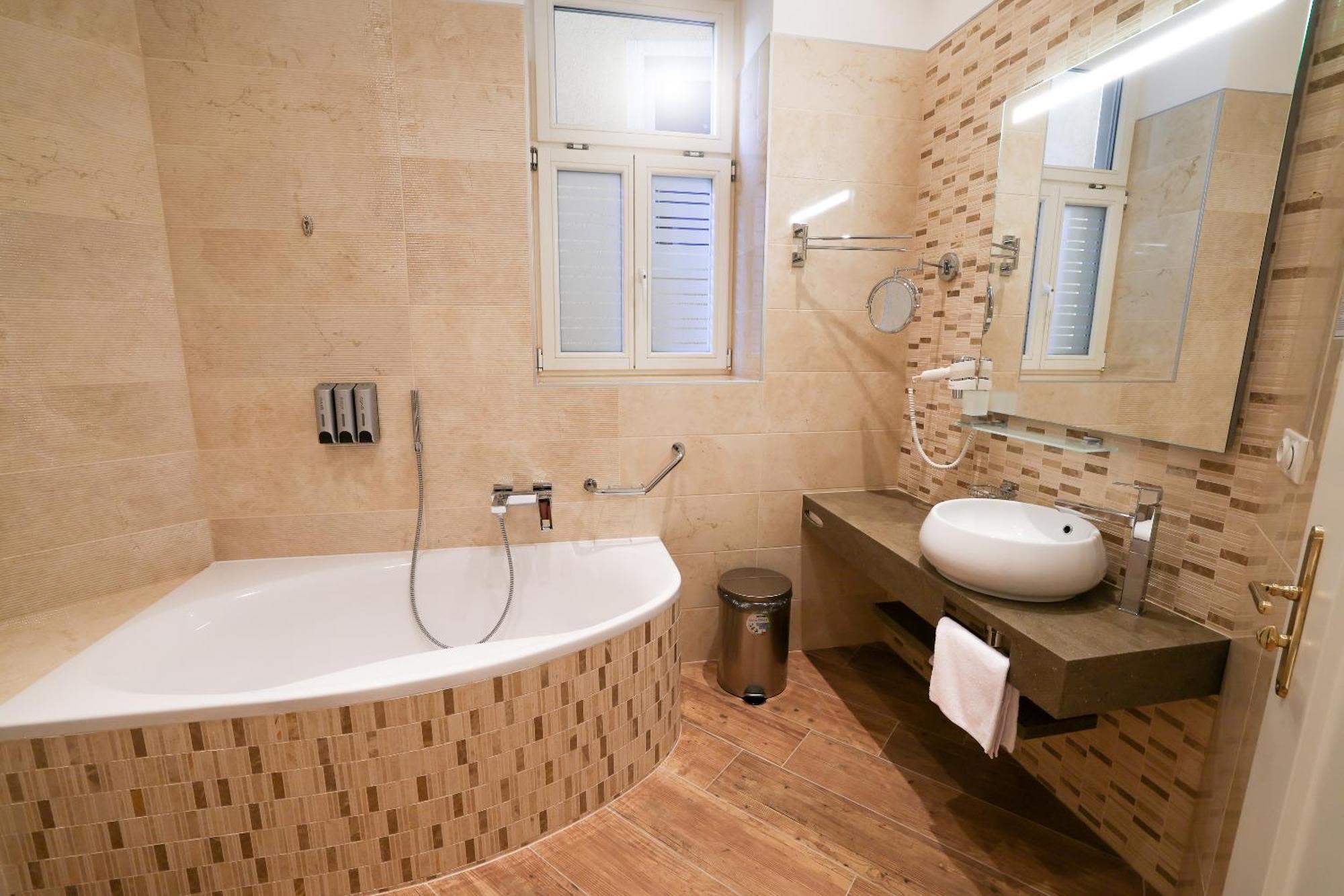 Boutique Hotel Ambiente ****+ Karlsbad Exteriör bild